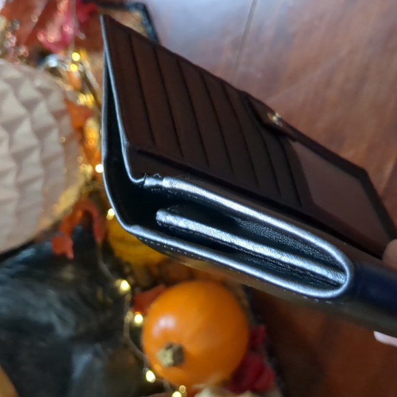 Gucci Leather Wallet With Gold Hardware - Picture 6 of 8